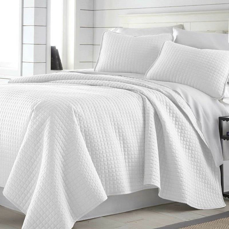 Full/Queen Lightweight White Ultra Soft 3-Piece Microfiber Quilt Set