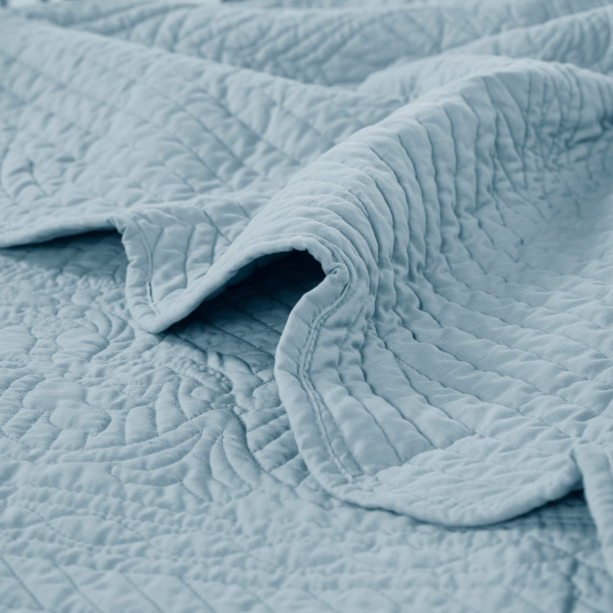 Oversized Quilted Throw with Scalloped Edges Blue 60x72'